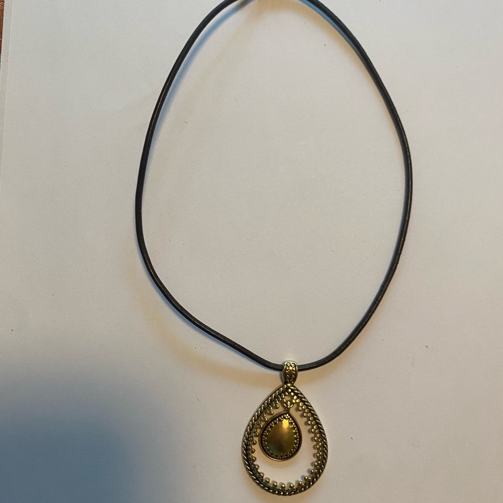 Elegant Gold Teardrop Pendant Necklace